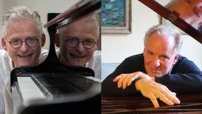 Zwei Männer spielen Klavier und lächeln in die Kamera