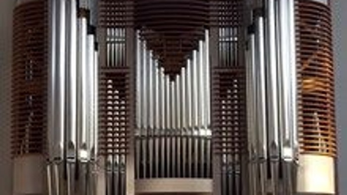Große Orgel mit mehreren Reihen von Pfeifen im Inneren eines Gebäudes.