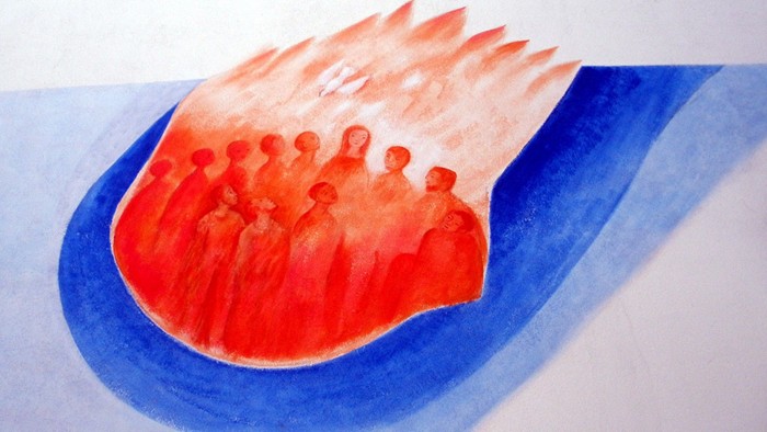 Ein rotes Boot mit vielen Menschen auf einem blauen Fluss.