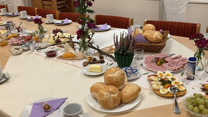 Das Foto zeig einen festlich gedeckten Frühstückstisch.
