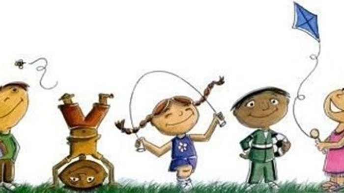 Fire børn spiller med forskellige legetøjer på en eng.