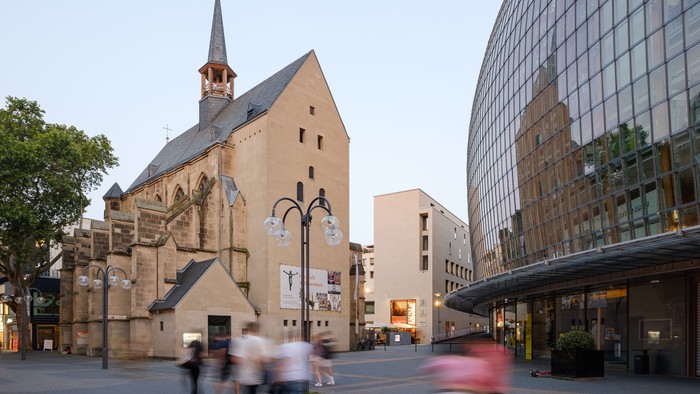 Altstadt und moderne Architektur, Menschen gehen auf Straße