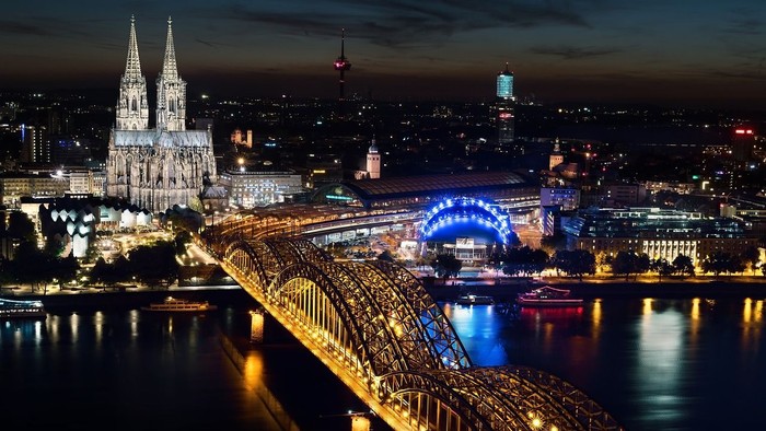 Illuminierte Brücke und Dom bei Nacht, Stadtlandschaft im Hintergrund