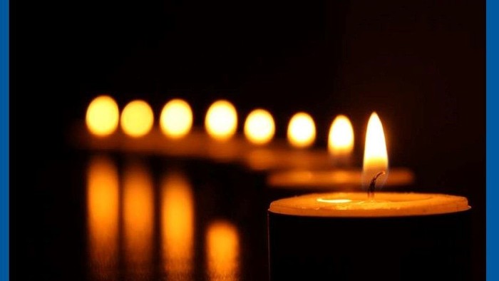 En række lysende lykter i mørke omgivelser.