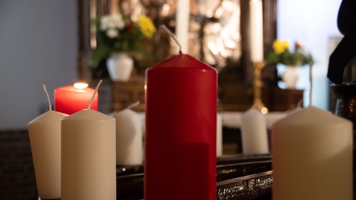 Evangelische Kirche Eichwalde: Weihnachtskrippe vor dem Weihnachtsbaum