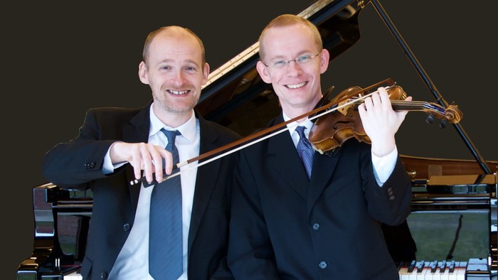 To børn med violiner og piano