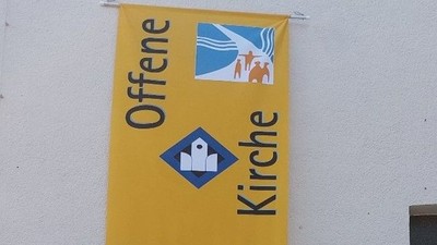 Gelbe Kirche-Banner mit Öffnungszeiten