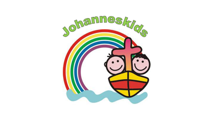 Das Bild zeigt ein Boot mit zwei Kindern unter einem Regenbogen mit dem Text 