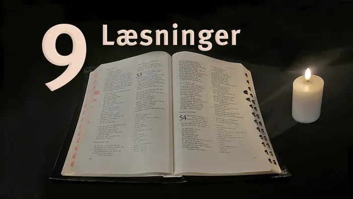 En åben bog med lysende lygte ved siden.