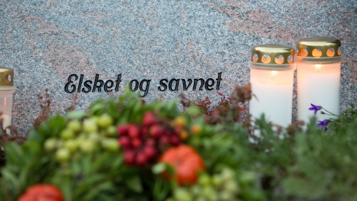 To dage og savnet - Lys og blomster