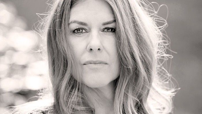 En svart-hvid portrætfoto af en kvinde med lang, blond hår.