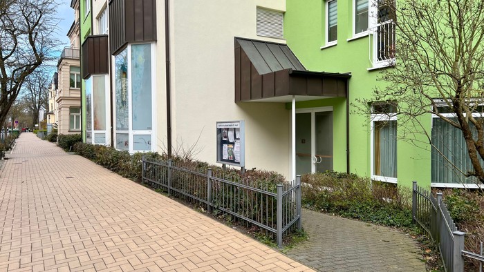 Bunte Wohnhäuser mit Balkonen und gepflastertem Weg