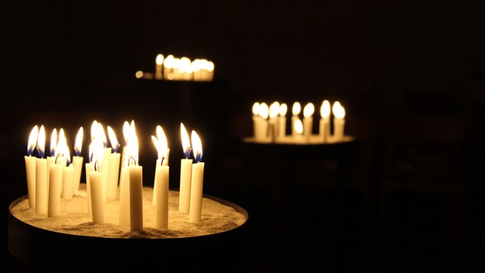 Bragt lysende lygter på mørke badeplader