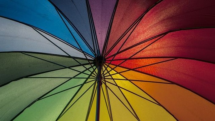 Bunter Regenschirm von innen mit leuchtenden Farben