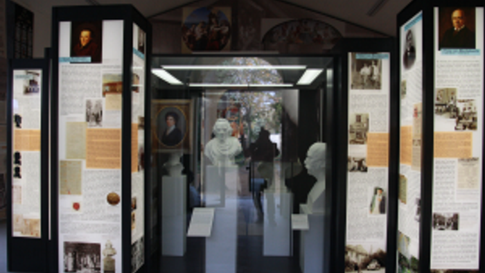 Ein Museum mit verschiedenen Ausstellungen und Informationstafeln.