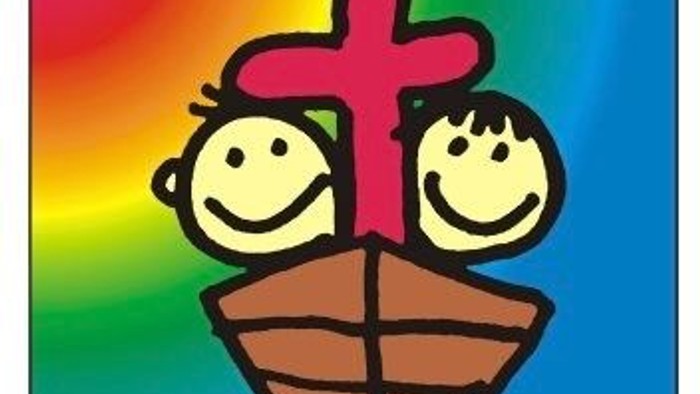 Zwei Kinder, die ein Kreuz in einem Boot halten