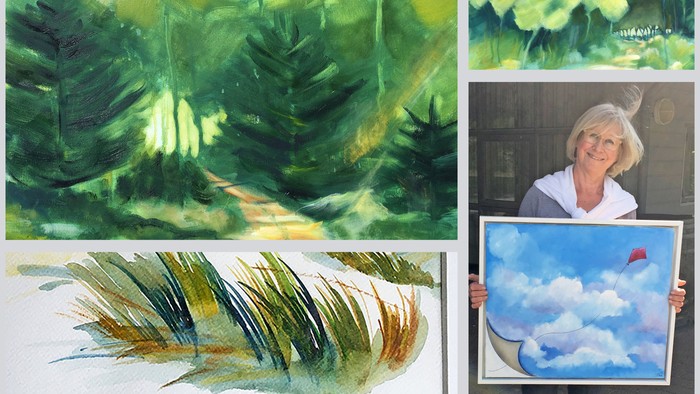 Billedet viser tre malerier og en kvinde med et maleri