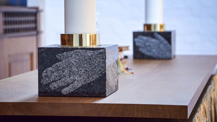 To bade marmorkandelaber med guldtopper på bord