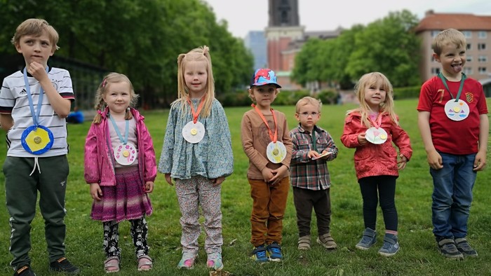 Børn med medaljer på en eng
