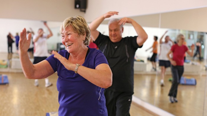 Eine Gruppe älterer Menschen übt Tanzen in einem Studio