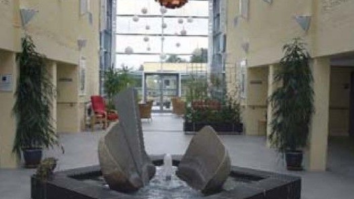 Indgangshall med fontæne og grønne planter