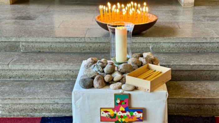 Weihrauchdekoration mit Kerzen und Kreuz in Kirche