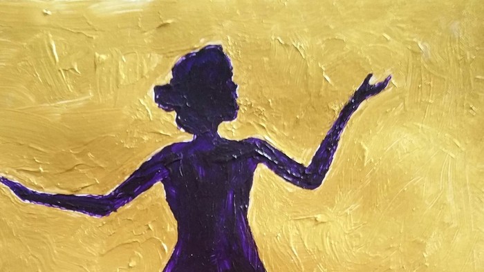 Eine Frau in einem langen, fließenden Kleid vor einem goldenen Hintergrund