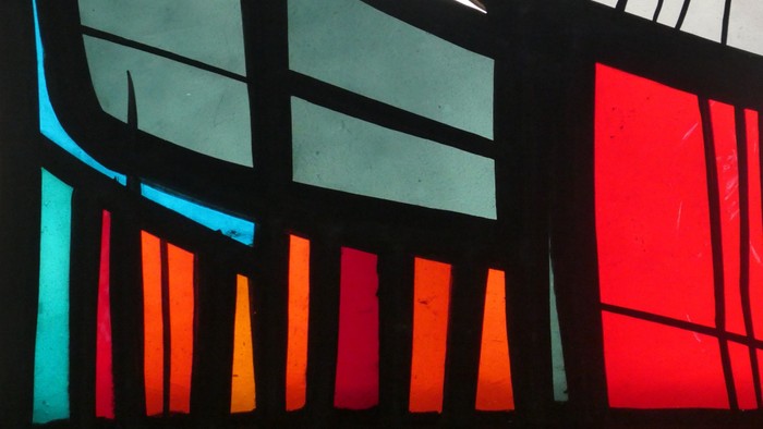 Bunte Glasfenster mit geometrischen Formen und lebhaften Farben