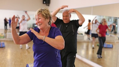 Eine Gruppe älterer Menschen übt Tanzen in einem Studio