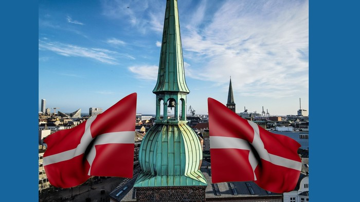 To spiret med danske flag