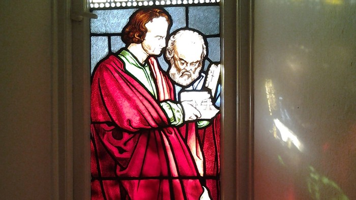 Buntes Kirchenfenster mit zwei Männern