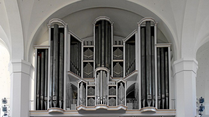 Großes Kirchenorgel in weißem Kirchenraum