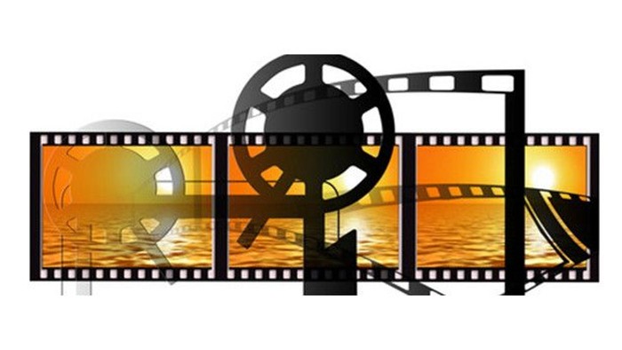 Billedet viser filmrulle og filmstriber med scener fra en øde landskab.