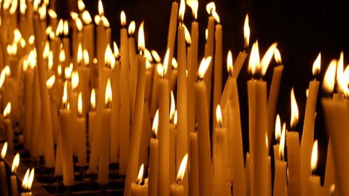 Mange lysende steariner.