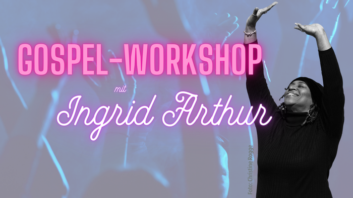 Ein Mann hält ein Mikrofon, Gospel-Workshop von Ingrid Arthur