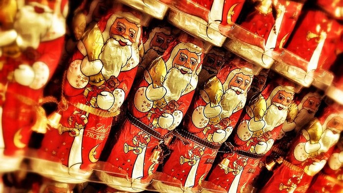 Weihnachtsmänner auf Regal