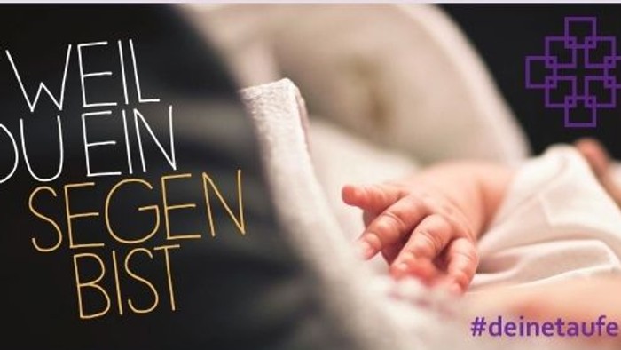 Ein Baby liegt in einem Bett, daneben steht "Wir du ein Segen bist" und ein Hashtag #deinetaufe.