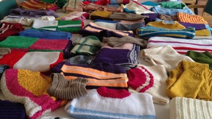 Både på bordet og på gulvet ligger mange stykker strå.