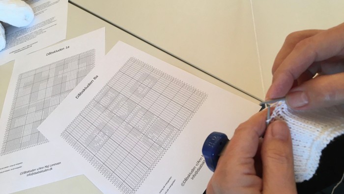 Håndarbejde med strå og mønsterpapir på bordet