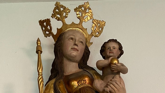 Goldene Marienstatue mit Kind in der Kirche