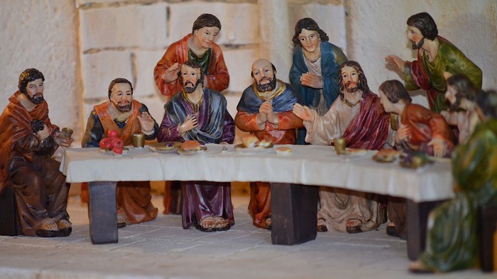 Die Figurengruppe stellt das letzte Abendmahl dar.