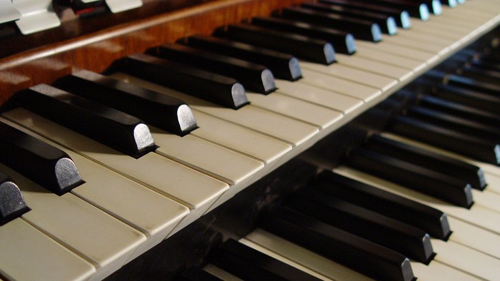 Man sieht die Tasten der Orgel in der Johanneskirche Laggenbeck