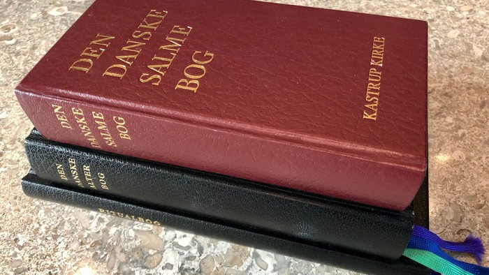 To bogstærke på bordet