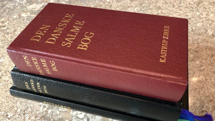 To bogstærke på bordet