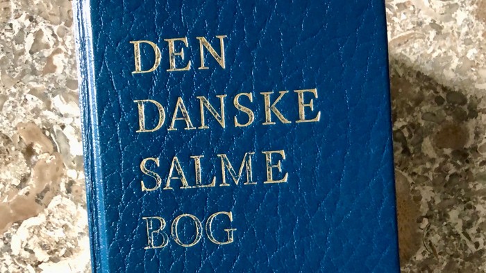 Blå bog med guldtrykket 