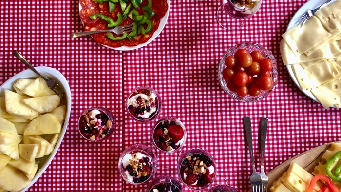 Bord med mad og drikkevarer på rød tabledeklæde