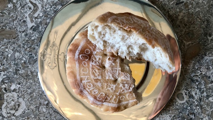 En smørrebrød med rugbrød og en gulostskive på en metallade plate