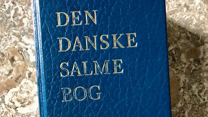 Blå bog med guldtrykket 