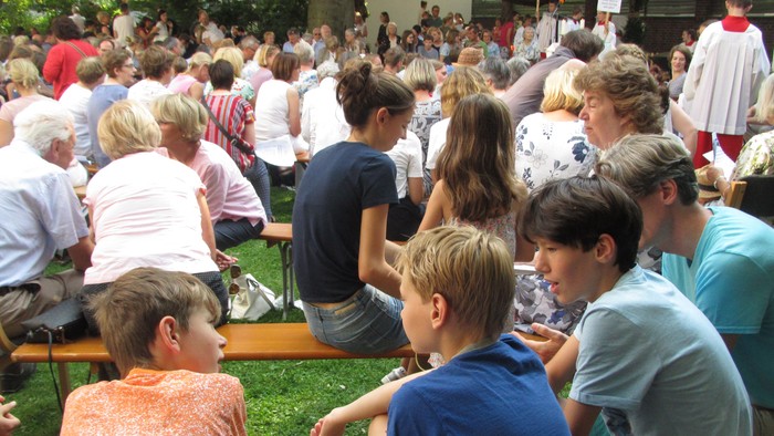 Personen gemischten Alters im Garten von Heillig Geist