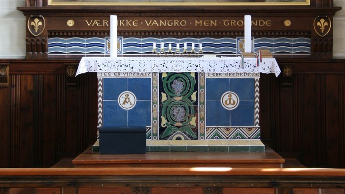 Alter i kirke med maleri af Jesus og hans disciples